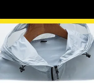 Détail de la veste de protection solaire bleu clair avec fermeture éclair noire et cordon