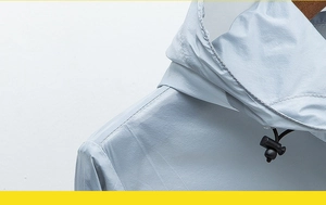 Détail de la veste de protection solaire bleu clair avec capuche et cordon réglable