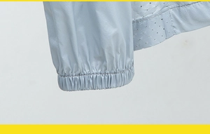 Vue détaillée de la veste de protection solaire bleu clair avec poignets élastiques et tissu respirant