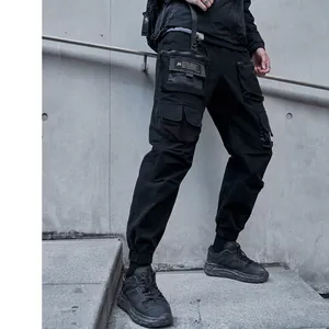Schwarze Techwear Cargo-Hose für Herren mit mehreren Taschen und Kordelzug am Saum