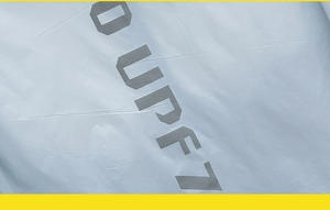 Gros plan du tissu léger avec indice de protection UV UPF 7 sur la veste solaire