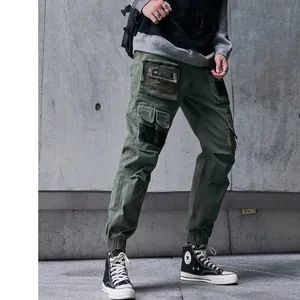 Herren Cargo-Hose in Armee-Grün im Techwear-Stil mit Multi-Taschen und Kordelzug am Saum