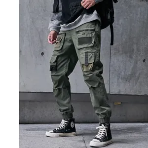 Armygrüne Cargohose für Herren mit mehreren Taschen und elastischem Jogger-Beinabschluss