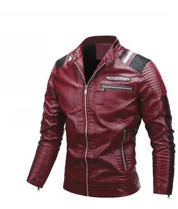 Detailansicht der burgunderroten Kunstlederjacke mit Steppmuster an Schultern und Zipper