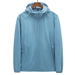 Veste de protection solaire bleu clair à capuche avec indice UPF 70+ et fermeture éclair