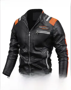 Detailansicht einer schwarzen Motorradjacke aus PU mit orangefarbenen Seitenstreifen