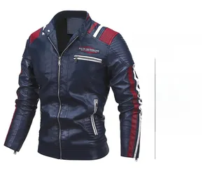 Detail der blauen Motorrad-PU-Jacke mit rot-weißen Streifen und Rennsport-Patches