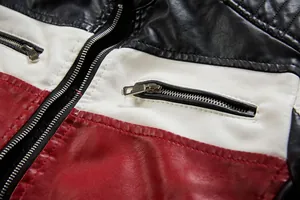 Gros plan d'une veste de motard tricolore avec texture en cuir et détail de fermeture éclair