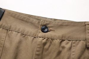 Nahaufnahme des Taillenbereichs der khakifarbenen Cargo-Hose mit Knopf und Nähten