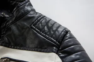 Détail de l'épaule d'un blouson motard avec rembourrage matelassé et cuir grainé