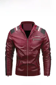 Detailaufnahme der weinroten Bikerjacke mit Stehkragen und schwarz-weißen Rennstreifen