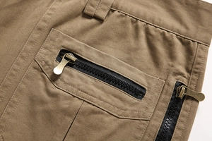 Detail einer strapazierfähigen Cargo-Hose aus Baumwolle mit Taschen und Reißverschluss