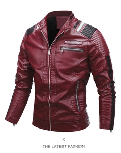 Details der burgunderroten PU-Lederjacke mit gestreiften Steppschultern und Metallreißverschlüssen