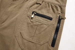 Detailaufnahme der Cargo-Hose mit robustem Reißverschluss und verstärkten Taschendetails
