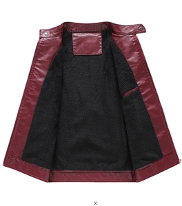 Detailansicht der weinroten Kunstlederjacke mit dickem schwarzem Fleecefutter und Innentasche