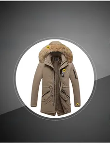 Détail de la parka d'hiver kaki avec grande capuche en fourrure et poches zippées