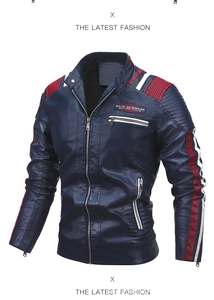 Detailliertes Stickabzeichen und Kontraststreifen auf dunkelblauer Leder-Bikerjacke