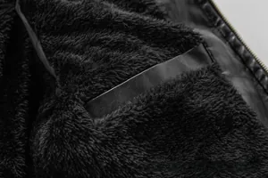 Vue détaillée de l'intérieur de la veste en cuir avec doublure polaire et poche interne