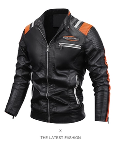Detailansicht der Motorradjacke mit orangefarbenen Streifen und Stickerei auf schwarzem Leder