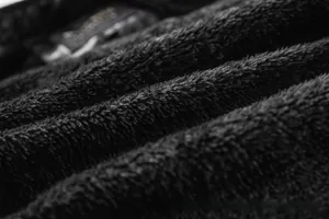 Gros plan sur la doublure en peluche noire douce d'une veste de moto pour homme