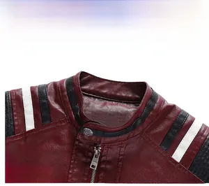 Detail der burgunderroten PU-Lederjacke mit Stehkragen und silbernen Metalldruckknöpfen