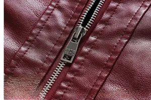 Makroaufnahme von Silber-Reißverschluss und dunkelroter Lederjacke mit Narbenstruktur