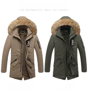Détail de parkas homme kaki et vert armée avec capuche en fausse fourrure et doublure polaire