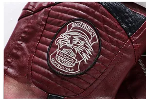 Nahaufnahme des Adler-Stickerei-Patches an der Schulter der weinroten PU-Leder-Bikerjacke