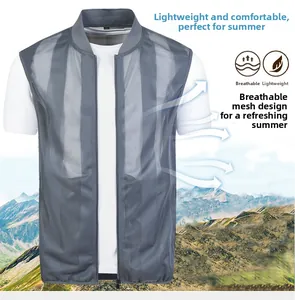 Détail du tissu en maille grise respirante et du col montant zippé de la veste pour hommes