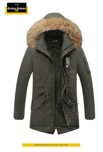 Détail parka d'hiver avec capuche en fausse fourrure et doublure chaude en laine d'agneau