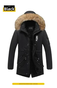 Détail d'une parka noire pour hommes avec capuche en fourrure et doublure épaisse