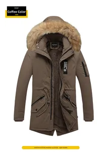 Détail de la parka d'hiver marron avec doublure en polaire et capuche en fausse fourrure