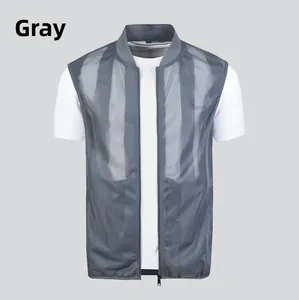 Détail du tissu en maille grise respirante sur le gilet léger pour hommes à col montant
