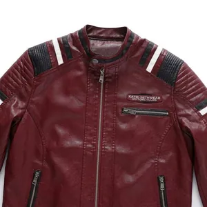 Burgunderrote Motorradjacke aus Kunstleder mit Streifenärmeln und Vintage-Brustpatch