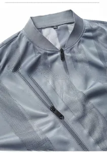 Détail du gilet en mesh bleu clair avec trous respirants et fermeture éclair noire