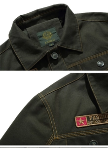 Détails de la veste vert militaire montrant l'étiquette et les broderies
