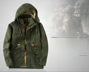Dettaglio del parka in cotone verde militare con calda fodera in pelliccia e multi-tasche
