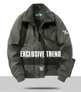 Detail der armygrünen Fliegerjacke mit grauem Fleecekragen und besticktem Armabzeichen