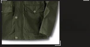 Dettagli della giacca in cotone verde militare con tasche cargo e polsini antivento