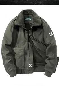 Detail der armee-grünen Militärjacke mit warmem Fleece-Futter und Rippbündchen