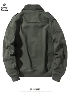 Detail der militärgrünen Bomberjacke mit warmem Fleecekragen und Rippbündchen