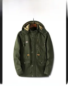 Dettaglio parka da uomo in cotone verde militare con fodera in ecopelliccia calda