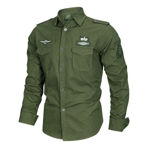 Herren Langarmhemd im Militär-Stil in Armeegrün aus Baumwolle mit Schulterklappen und Patches