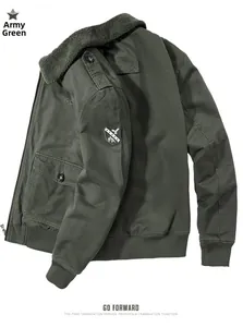 Detail der armeegrünen Cargojacke mit warmem Fleecekragen und taktischem Armabzeichen