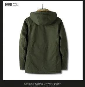 Vista posteriore della giacca imbottita in cotone verde militare da uomo con cappuccio