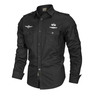 Herrenhemd in Schwarz mit taktischen Brusttaschen und militärischen Schulterklappen