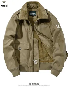 Detail der khakifarbenen Militär-Pilotenjacke mit Lammwollfutter und Abzeichen
