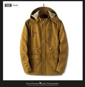 Dettaglio del parka da uomo in cotone lavato kaki con collo in finta pelliccia e tasche