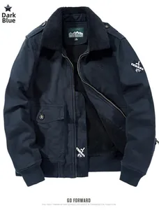 Detailaufnahme der dunkelblauen Cargojacke mit schwarzem Lammfellkragen und Stickerei