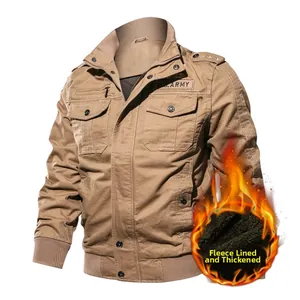 Détail d'une veste militaire en coton kaki avec doublure polaire et broderie poitrine